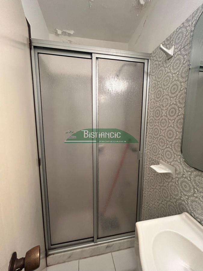 Apartamento ID.2949 - Alquiler Anual. Mansa Departamento de 4 dorm 3 baños frente al mar impecable con cochera. US$ 1600.