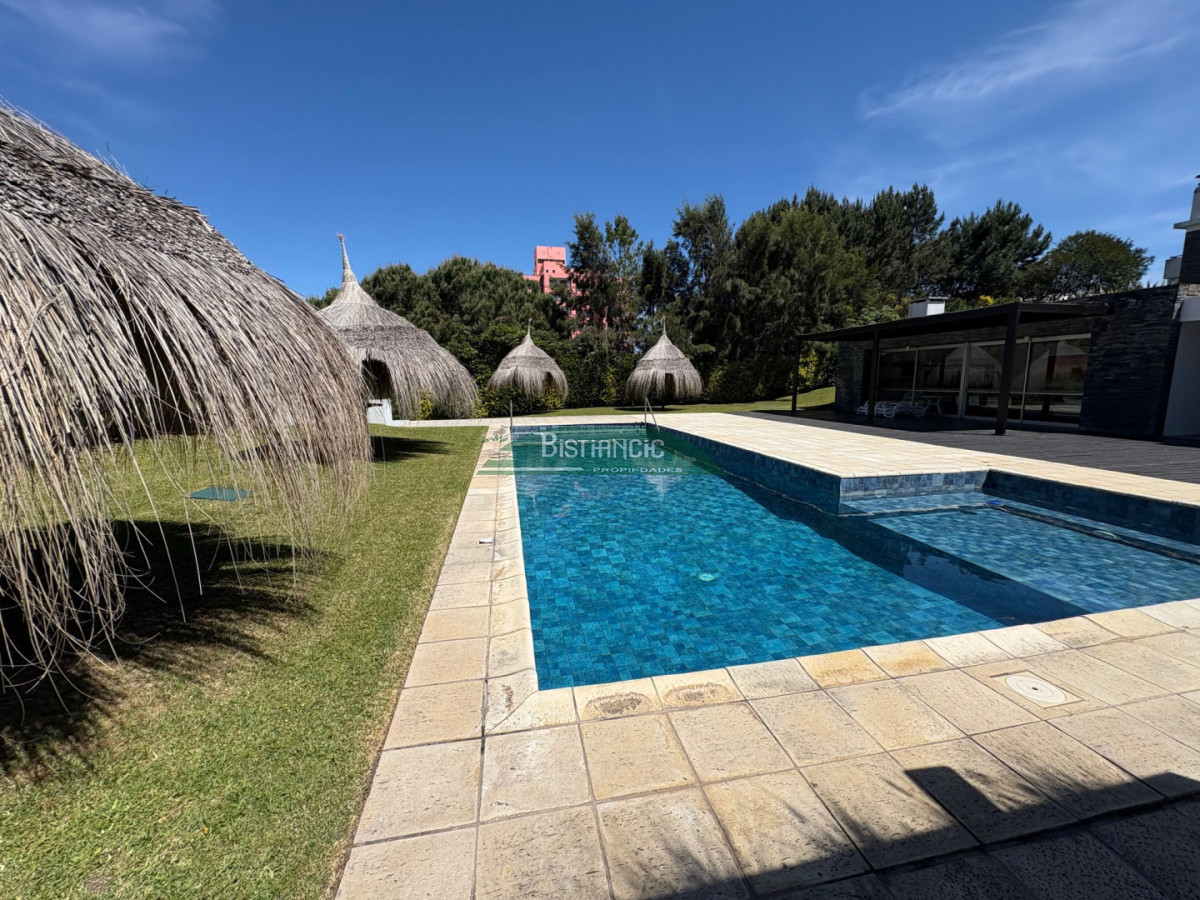 Apartamento ID.3005 - Apartamento de 3 dorm 3 baños con gran jardín, calefacción, garaje, servicio, realmente único!