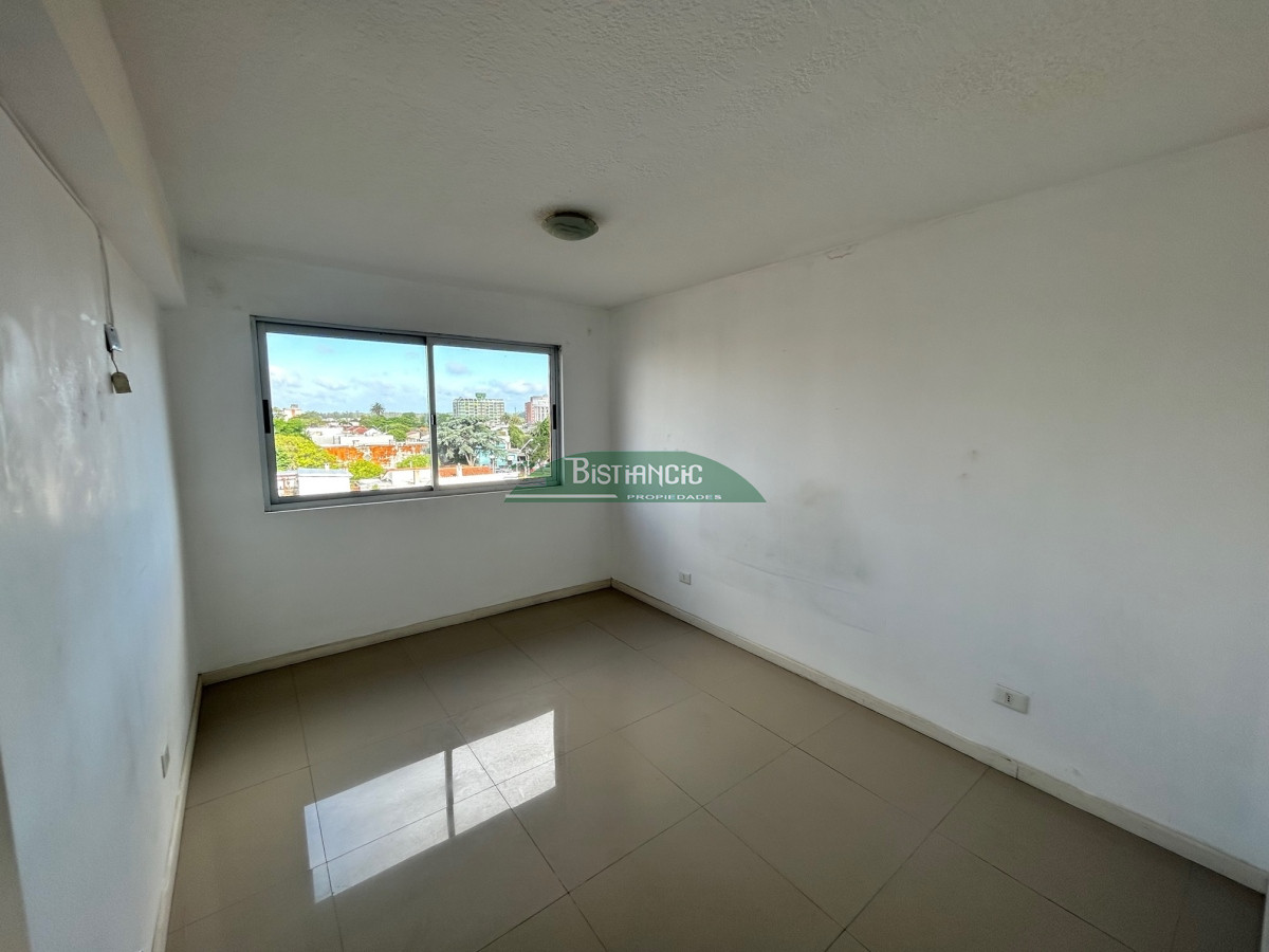 Apartamento ID.2226 - Centro Maldonado depto 1dorm y medio con cochera y ascensor, venta US$ 105000 .