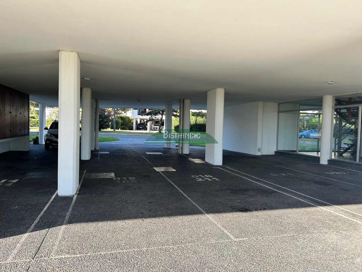 Apartamento ID.2949 - Alquiler Anual. Mansa Departamento de 4 dorm 3 baños frente al mar impecable con cochera. US$ 1600.