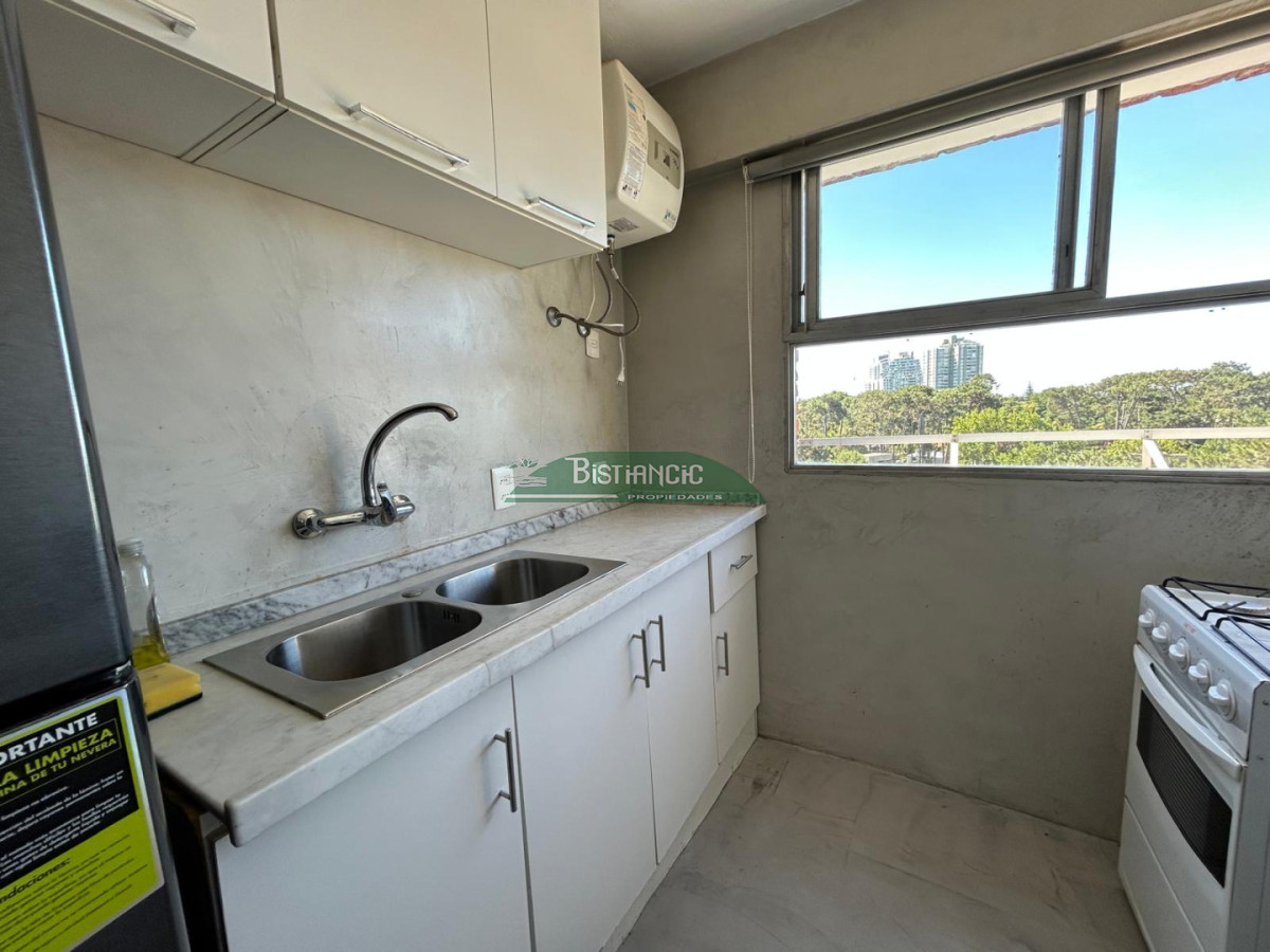 Apartamento ID.3022 - Apartamento luminoso con balcón y vista verde - Alquiler temporal o anual. En Arcobaleno. Con Piscina, Canchas, Wifi, Parrilleros Y Mas.