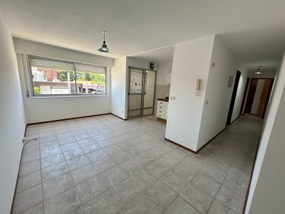 TORRE CAMPUS, Alquiler depto de 2 dormitorios 1 baño, frente Intendencia $ 23.000 más gastos comunes