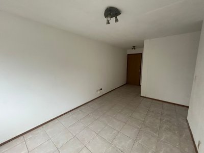 Apto en alquiler anual , apto profesional ! 2 dorm - 1 baño, con estacionamiento fijo