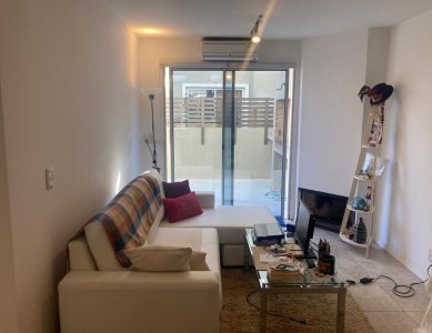 Departamento en Maldonado PB con patio y parrillero, 2 dorm 1 baño, living comedor con estufa a leña, cochera techada. Precio de venta US$ 100.000.