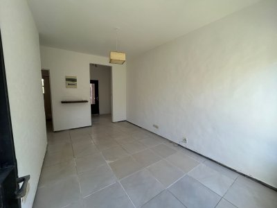 Alquiler anual - depto planta baja 2 dorm, con cochera y patio con parrillero .