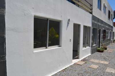Apartamento en Maldonado, 2 dormitorios, patio con parrillero, y gastos bajos. En venta! 
