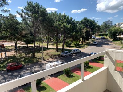 Alquiler Anual, apartamento frente a plaza mexico, 1 dormitorio, cochera y balcón.