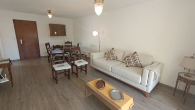 Venta, clásica torre en Roosevelt , apto de 2 dorm 2 baños, amplio al frente. Con muebles, garaje, piscina, tenis, barbacoas, etc. Venta US$ 240.000. 
