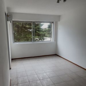 Apto en alquiler anual , apto profesional ! 2 dorm - 1 baño, con estacionamiento fijo