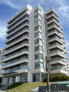 Playa Brava moderno depto equipado 2 dorm 2 baños balcón con vista al mar piscina parrilleros garaje US$ 275.000.