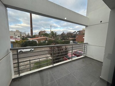 Alquiler anual - apartamento proximo al parque alicia, 3 dormitorios, 1 en suite, 2 baños, balcón y terraza.