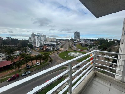 Apartamento en venta, 2 dormitorios, 1 baño, con balcón y cochera. Excelente estado.