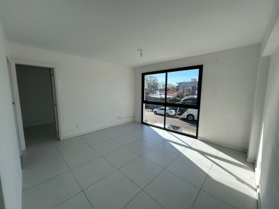 Alquiler anual - apto próximo canal 7, 3 dorm, 2 baños, con terraza con parrillero.