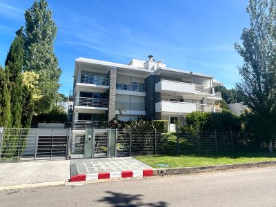 Excelente apartamento de 3 dormitorios, 3 baños, piscina, garage y baulera. Pda 18 de la Mansa. U$S 350.000