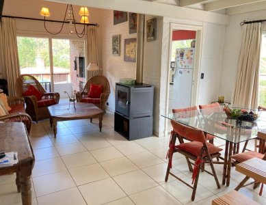 Venta o Alquiler temporal - Depto tipo casa de 3 dorm 2 baños, estufa alto rendimiento, play room, balcón con parrilla. Cochera. 