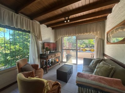 Apartamento en alquiler anual, en cantegril. A pasos de colegios. 2 dorm con balcón y parrillero