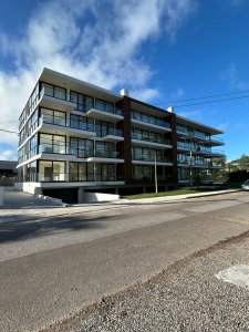 Apartamento a estrenar en venta en Aidy Grill, Punta del este. 1 dorm, balcón, garage. Barbacoa. Rooftoop con jacuzzi y solarium