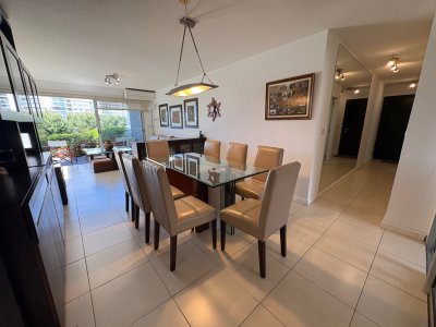 Apartamento de 3 dorm 3 baÃ±os con gran jardÃ­n, calefacciÃ³n, garaje, servicio, realmente Ãºnico!