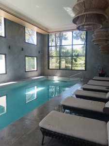 Departamento un ambiente torre a estrenar, piso alto, piscina climatizada, otra abierta y servicios varios. Venta US$ 105.000.. 