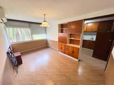 Cómodo departamento en venta! 2 dormitorios, 1 baño, con cochera. Excelente ubicación.