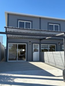 EN VENTA ! Complejo de 4 Duplex a Estrenar de 2 dorm, baño, living con cocina, patio, entrada para auto.
