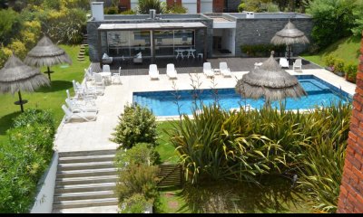 Playa Mansa Apartamento con jardín prox mar Living comedor, cocina 3 dorm, 2 baños terraza con parrillero, losa radiante, garage, baulera, pisci