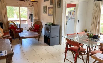 Barrio Cantegril, depto tipo casa de 3 dorm 2 baños, estufa alto rendimiento, play room, balcón con parrilla. Cochera. US$ 230.000.