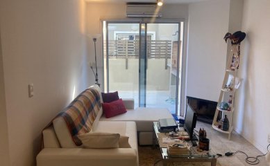 Departamento en Maldonado PB con patio y parrillero, 2 dorm 1 baño, living comedor con estufa a leña, cochera techada. Precio de venta US$ 100.000.