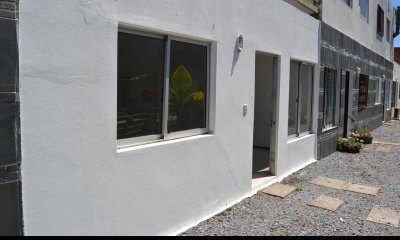 Apartamento en Maldonado, 2 dormitorios, patio con parrillero, y gastos bajos. En venta!