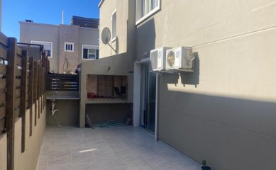 Departamento en Maldonado PB con patio y parrillero, 2 dorm 1 baño, living comedor con estufa a leña, cochera techada. Precio de venta US$ 120.000.