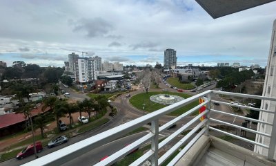 Apartamento en venta, 2 dormitorios, 1 baño, con balcón y cochera. Excelente estado.