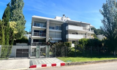 Excelente apartamento de 3 dormitorios, 3 baños, piscina, garage y baulera. Pda 18 de la Mansa. U$S 350.000