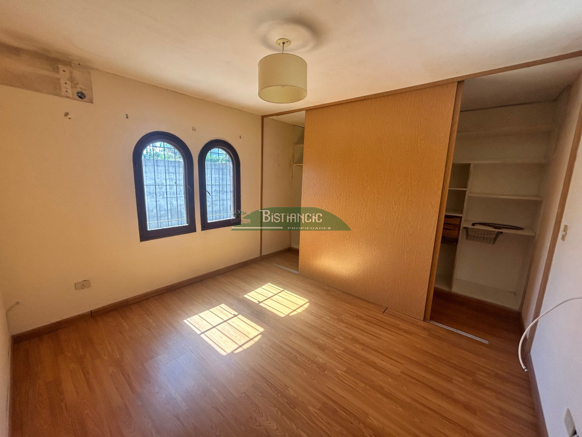 Casa ID.2951 - Chalé en Pinares, construcción tradicional de 2 dorm 2 baños, living com, cocina comedor, 2 cocheras, depto baño. Venta US$ 180.000.