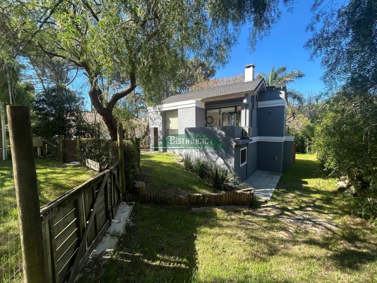 Casa ID.2991 - Rincón del Indio, moderno chalé de 3 dorm 3 baños, terraza con parrilla, super integrado al bosque. Diseño y practicidad en un lugar para disfrutar. 