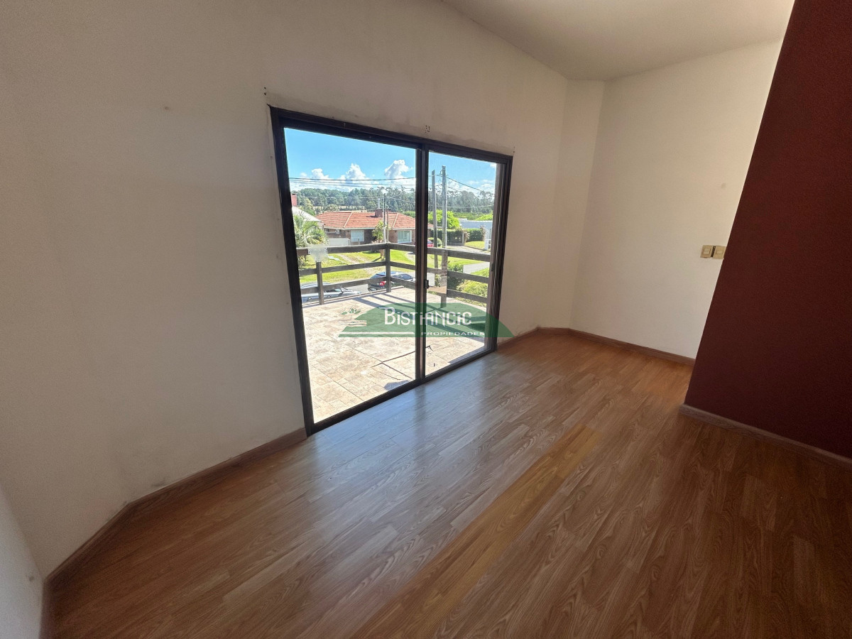 Casa ID.2951 - Chalé en Pinares, construcción tradicional de 2 dorm 2 baños, living com, cocina comedor, 2 cocheras, depto baño. Venta US$ 180.000.