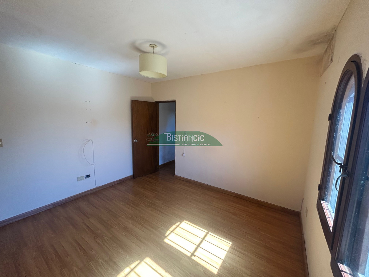 Casa ID.2951 - Chalé en Pinares, construcción tradicional de 2 dorm 2 baños, living com, cocina comedor, 2 cocheras, depto baño. Venta US$ 180.000.