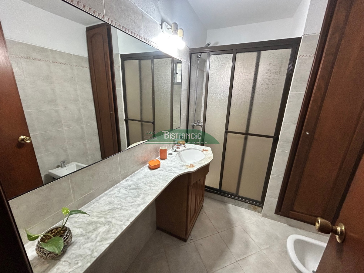 Casa ID.116 - Chalé en Paradas Mansa, 3 dorm 3 baños más depto con baño, garaje, piscina climatizada, barbacoa, etc. Venta US$ 398.000.