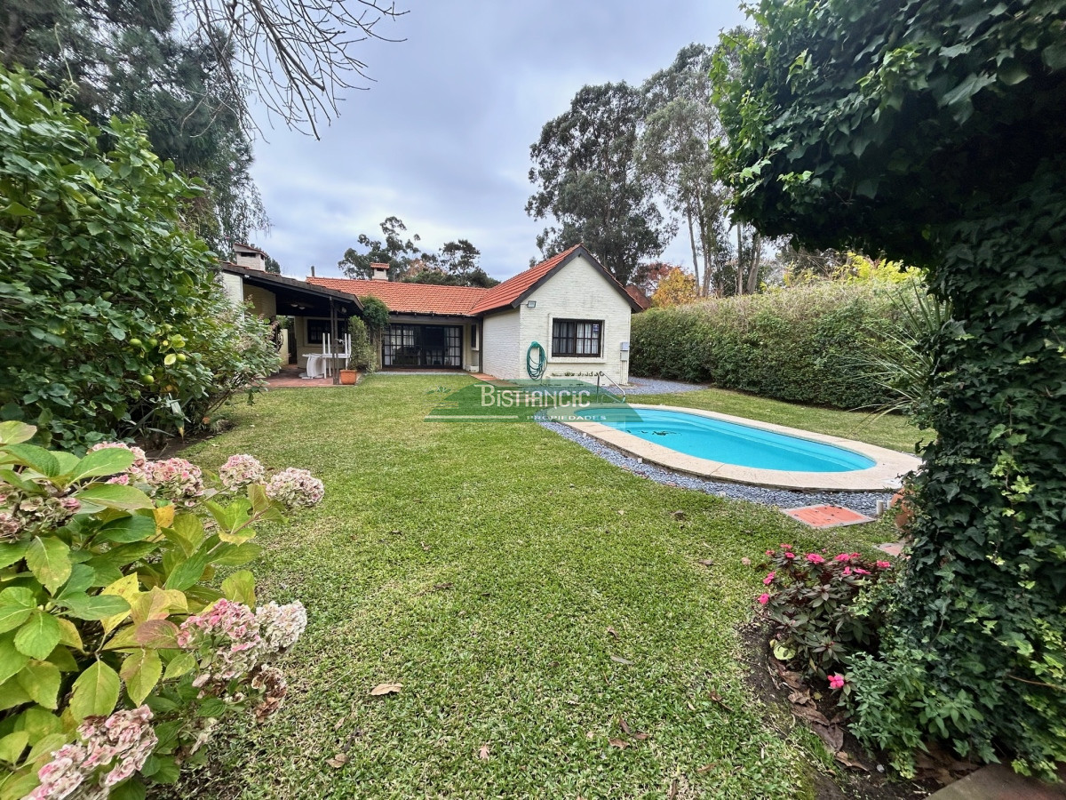 Casa ID.116 - Chalé en Paradas Mansa, 3 dorm 3 baños más depto con baño, garaje, piscina climatizada, barbacoa, etc. Venta US$ 398.000.