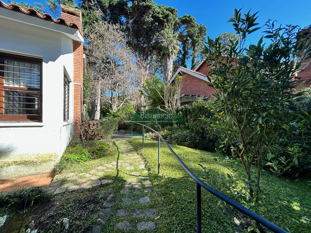 Casa ID.2863 - San Rafael , chalé sólida construcción de Clerc y Guerra, de 3 dorm 2 baños, serv,c baño, garaje, 830 m2 terreno, calef. 