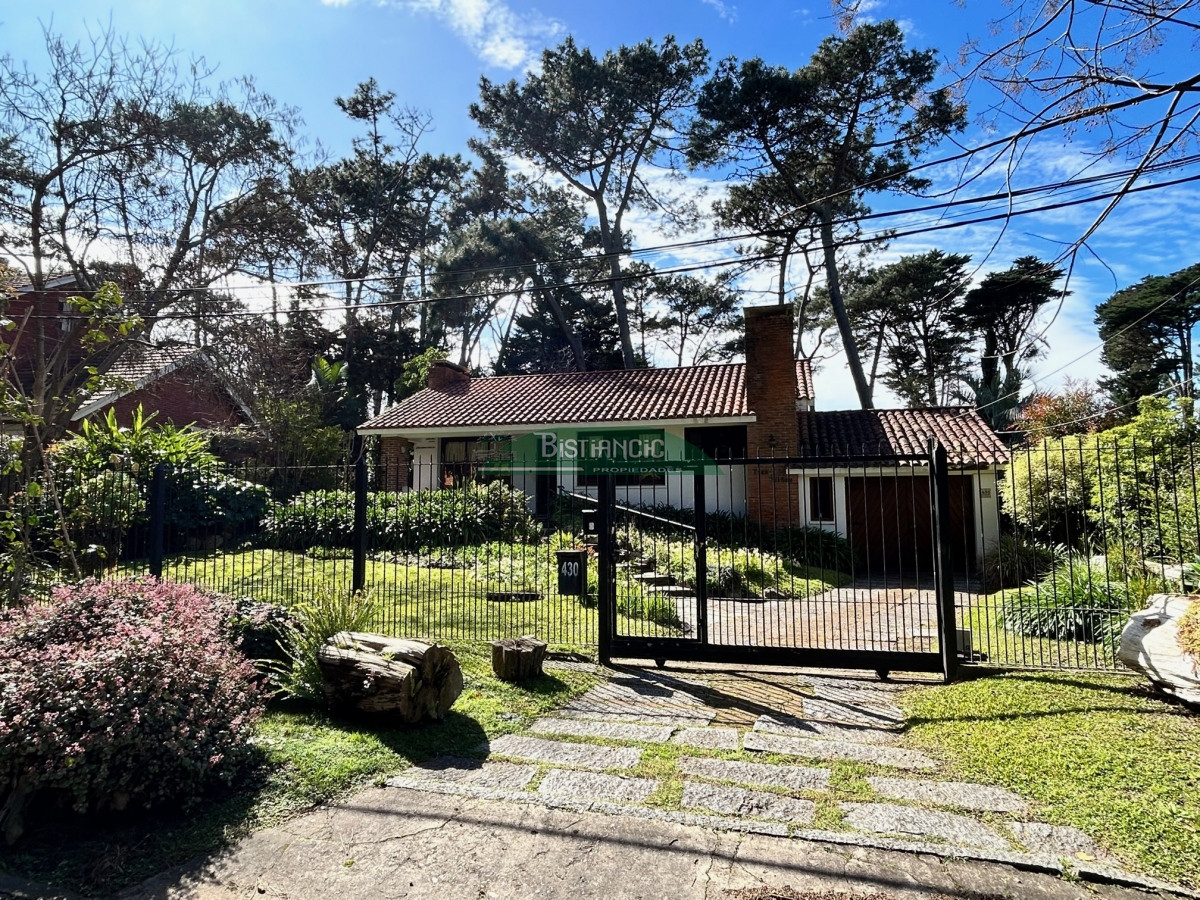 Casa ID.2863 - San Rafael , chalé sólida construcción de Clerc y Guerra, de 3 dorm 2 baños, serv,c baño, garaje, 830 m2 terreno, calef. 