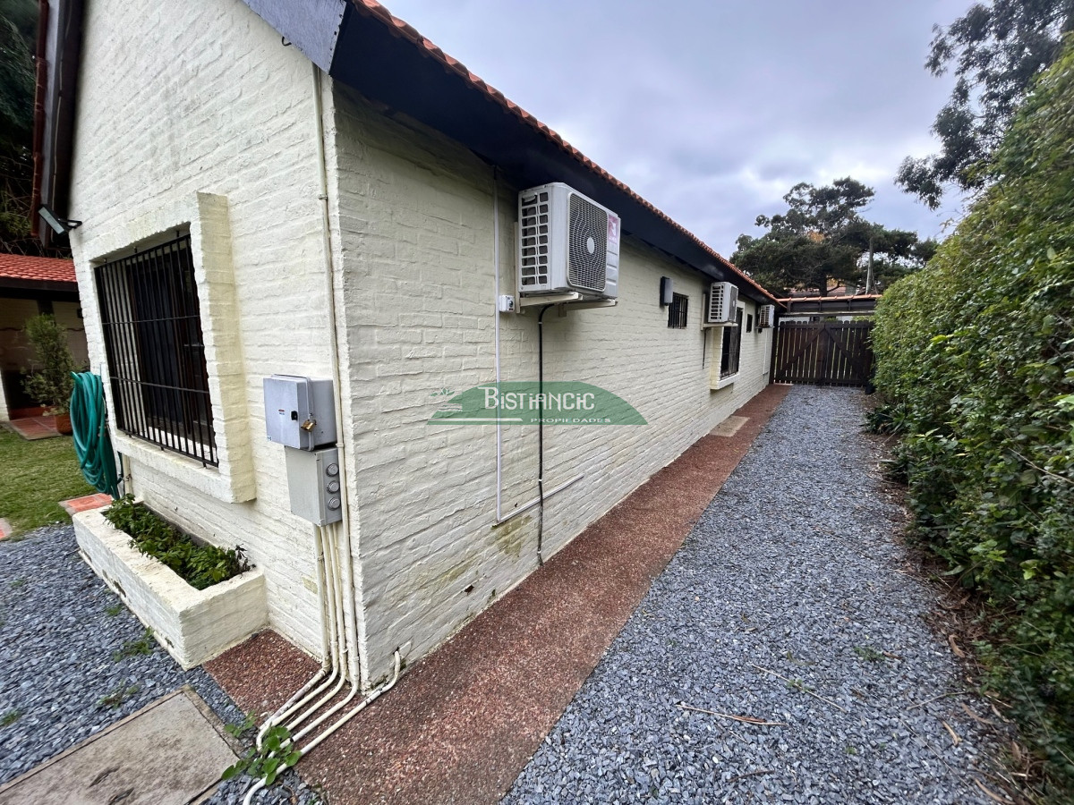 Casa ID.116 - Chalé en Paradas Mansa, 3 dorm 3 baños más depto con baño, garaje, piscina climatizada, barbacoa, etc. Venta US$ 398.000.