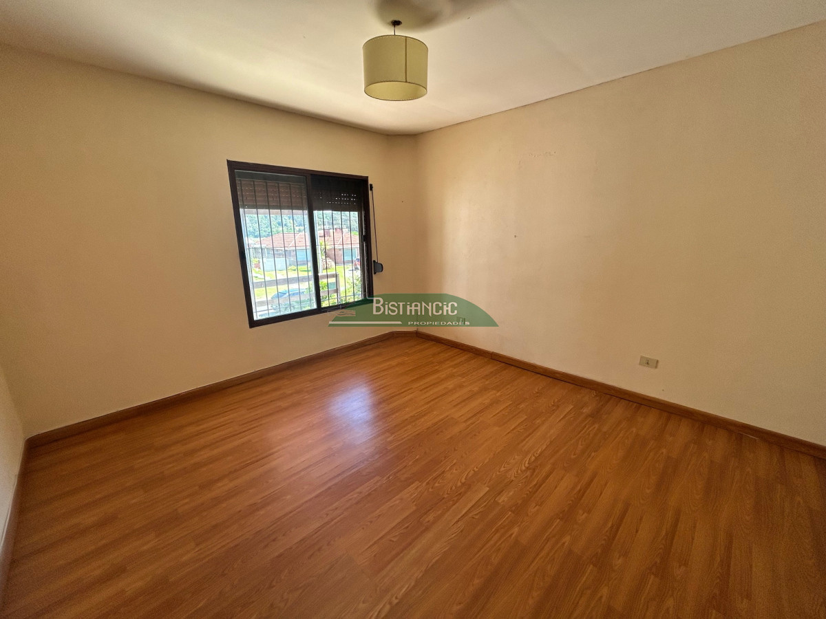 Casa ID.2951 - Chalé en Pinares, construcción tradicional de 2 dorm 2 baños, living com, cocina comedor, 2 cocheras, depto baño. Venta US$ 180.000.