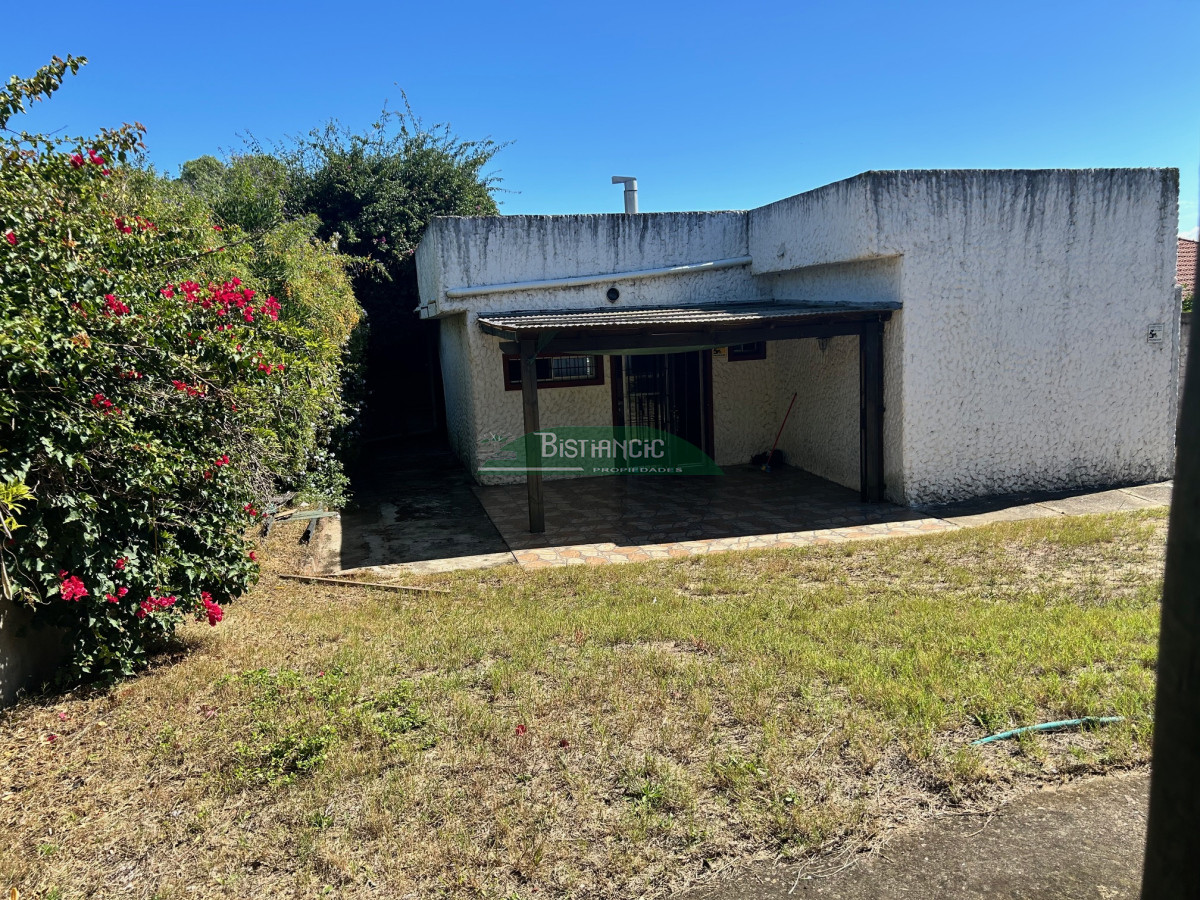 Casa ID.2951 - Chalé en Pinares, construcción tradicional de 2 dorm 2 baños, living com, cocina comedor, 2 cocheras, depto baño. Venta US$ 180.000.