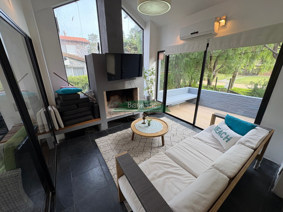 Casa ID.2991 - Rincón del Indio, moderno chalé de 3 dorm 3 baños, terraza con parrilla, super integrado al bosque. Diseño y practicidad en un lugar para disfrutar. 