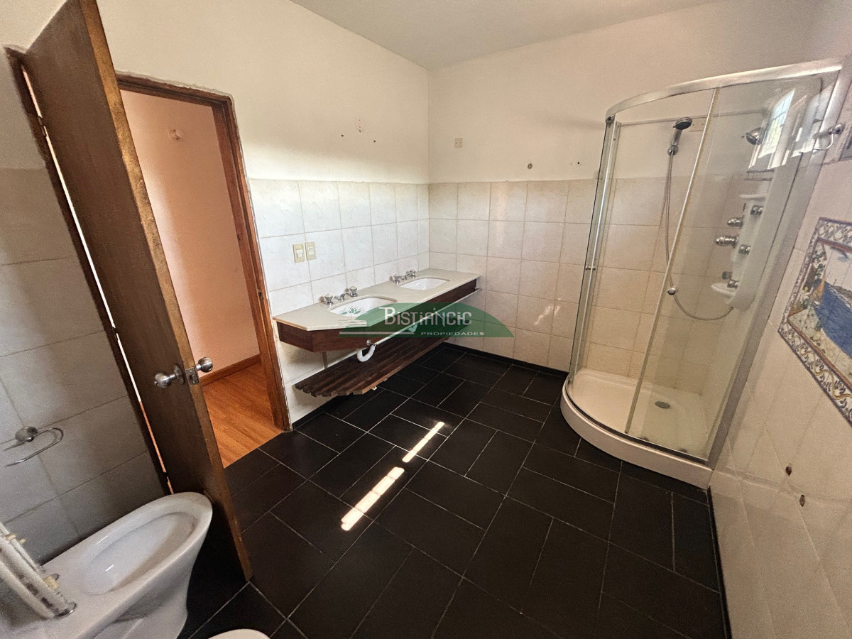 Casa ID.2951 - Chalé en Pinares, construcción tradicional de 2 dorm 2 baños, living com, cocina comedor, 2 cocheras, depto baño. Venta US$ 180.000.