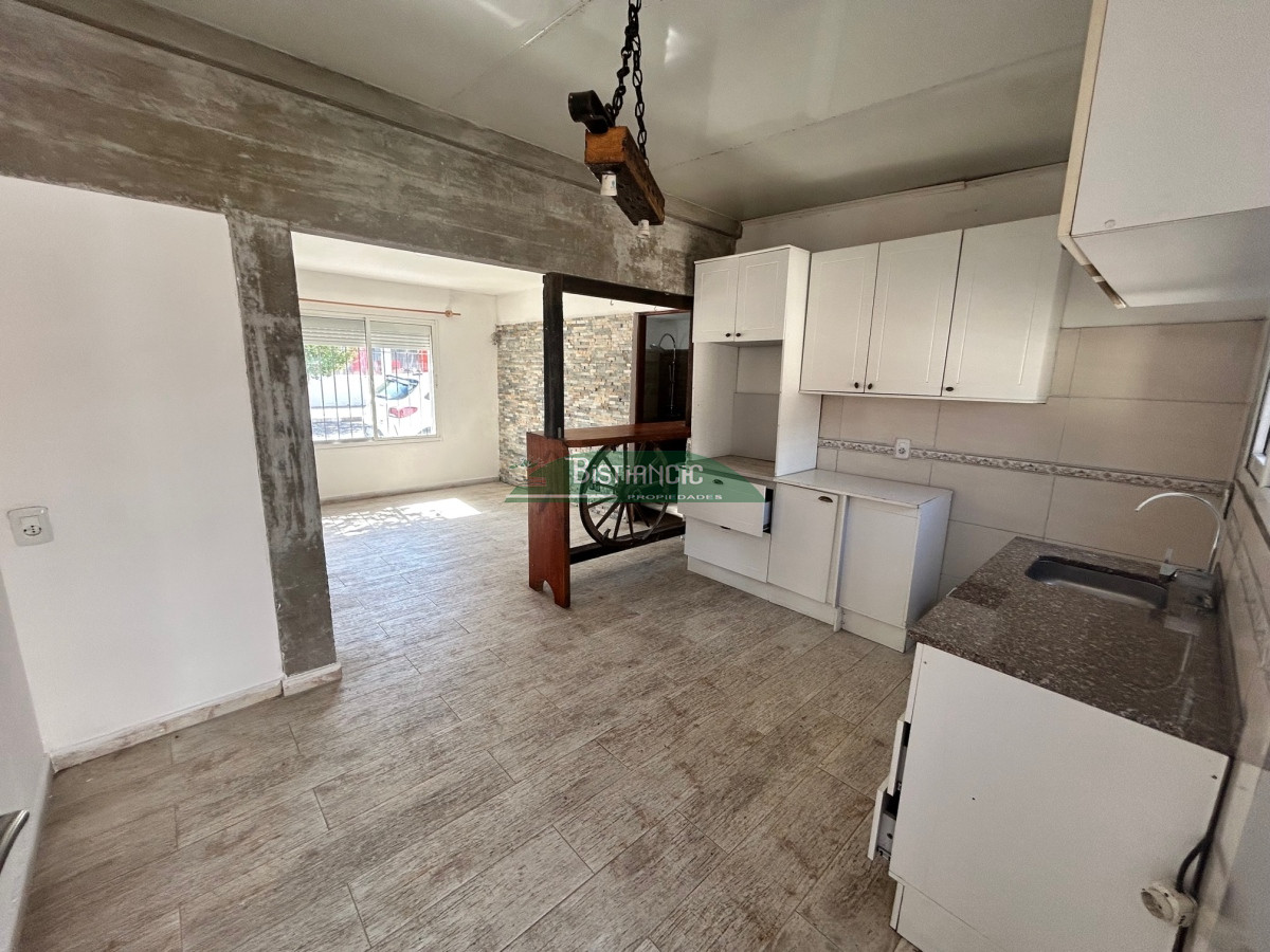 Casa ID.2876 - Casa Centro, nueva, de 2 dormitorios, patio con cochera, PH, posibilidad de 2do piso. Venta US$ 125.000.