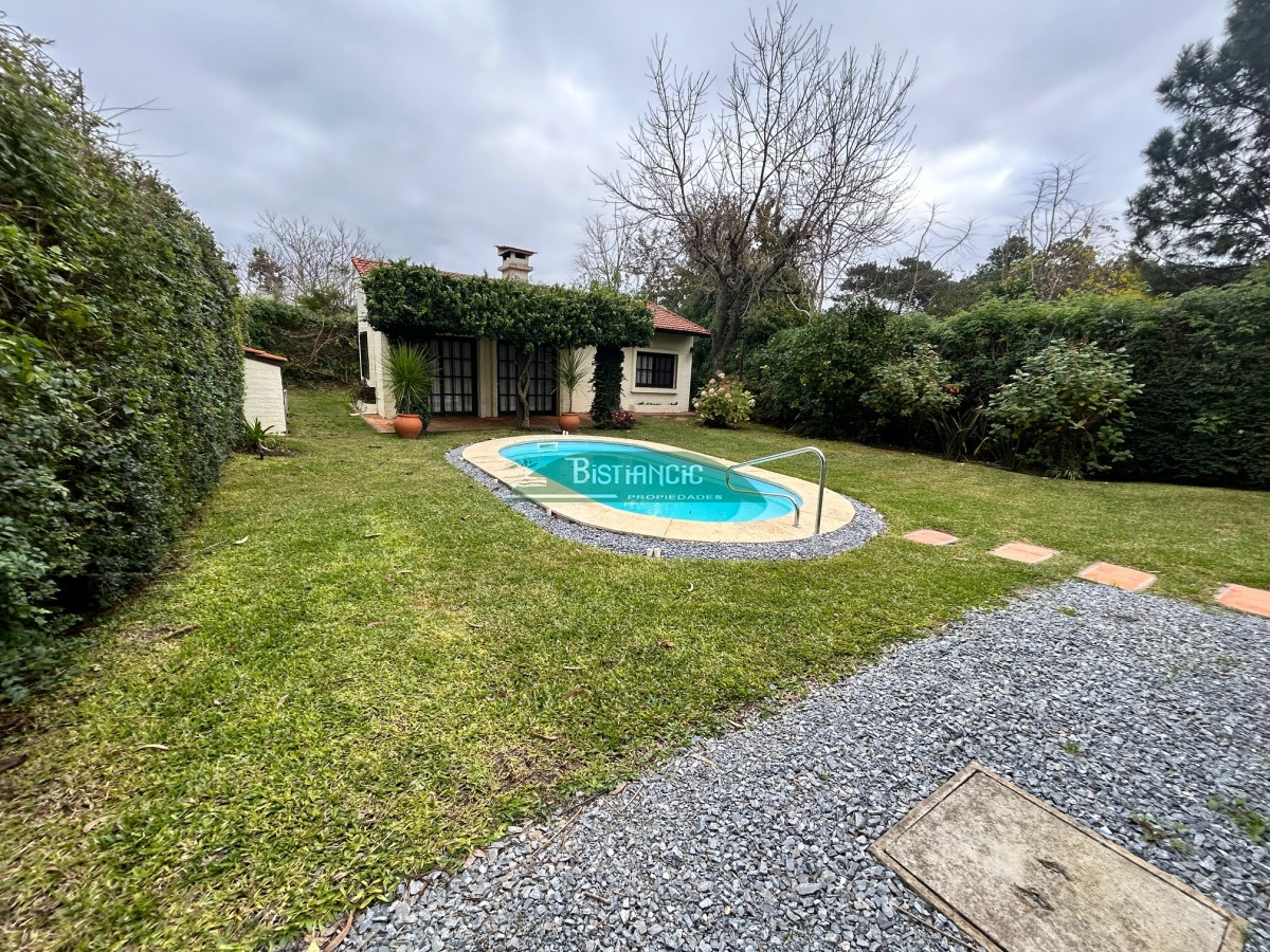 Casa ID.116 - Chalé en Paradas Mansa, 3 dorm 3 baños más depto con baño, garaje, piscina climatizada, barbacoa, etc. Venta US$ 398.000.