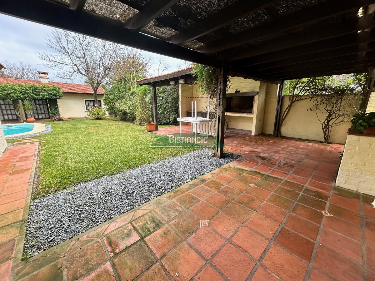 Casa ID.116 - Chalé en Paradas Mansa, 3 dorm 3 baños más depto con baño, garaje, piscina climatizada, barbacoa, etc. Venta US$ 398.000.