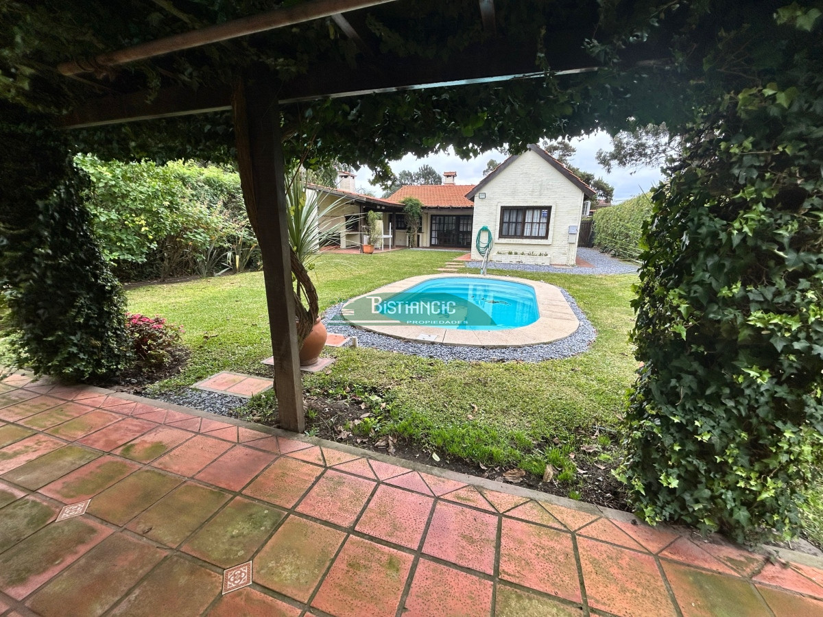 Casa ID.116 - Chalé en Paradas Mansa, 3 dorm 3 baños más depto con baño, garaje, piscina climatizada, barbacoa, etc. Venta US$ 398.000.