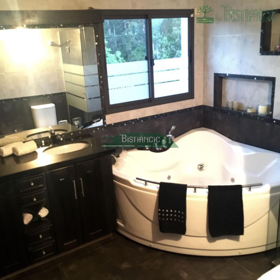Casa ID.2484 - Casa en Pinares 4 dormitorios con Piscina 